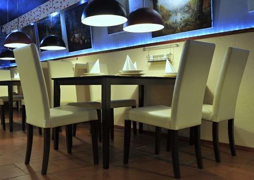 Dřevěná židle pro restaurace RELA. Čalouněná židle RELA.