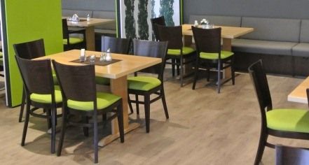 Dřevěné židle AROL P jsou vhodné pro použití v gastronomii. Dřevěné židle AROL P