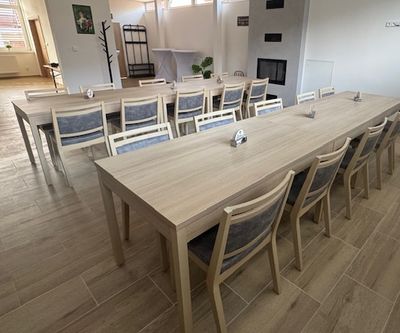 Dřevěné stoly pro kultruní domy ve vlastní barvě. Dřevěné stoly pro kultruní domy