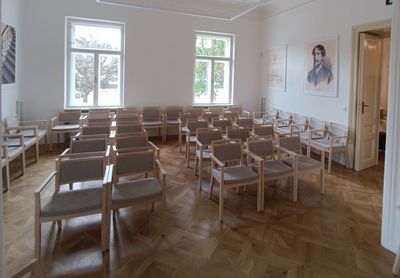 Dřevěné židle pro do obřadní síně. Dřevěné čalouněné židle s loketní opěrkou pro obřadní síň.