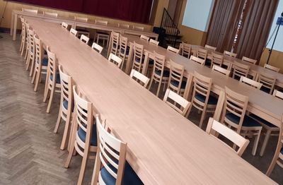 Stoly a židle pro kultruní dům Dřevěné židle a stoly do kulturního domu