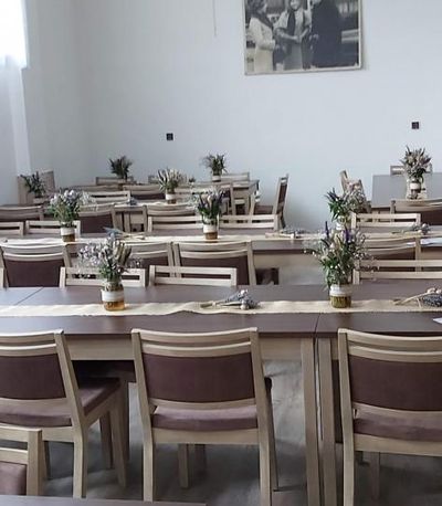 Židle a stoly pro kunturní domy Nábytek pro kultruní domy