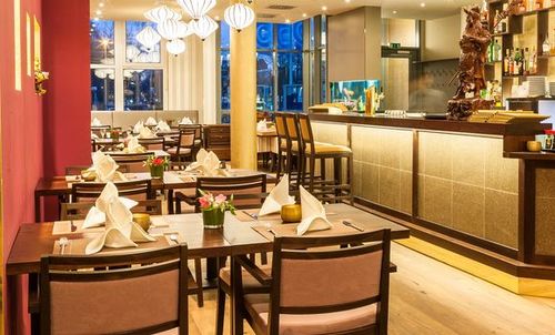 Dřevěné čalouněné židle pro restaurace.