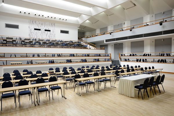 Sklapovací stoly a kovové židle pro konference Stoly a židle pro konference