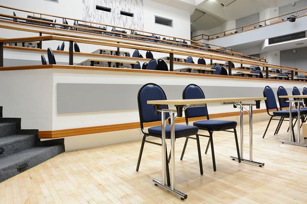Sklapovací stoly a kovové židle pro konference Stoly a židle pro konference