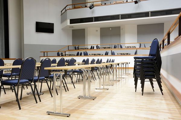 Sklapovací stoly a kovové židle pro konference Stoly a židle pro konference