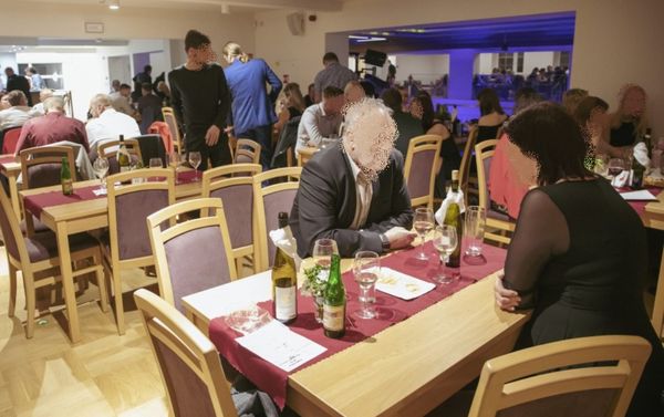 Židle a stoly pro kunturní domy Odolné stoly pro kulturní domy